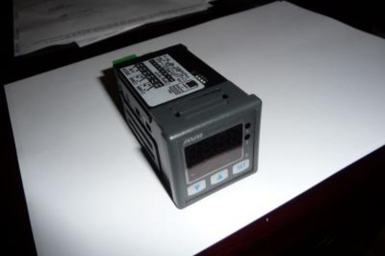 Regulator temperatury AR602 - obsługuje także różnego rodzaju przetworniki.