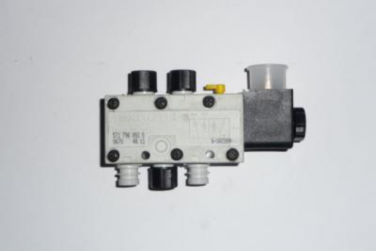 Rozdzielacz Rexroth 5/2 z funkcją R=Vacum, stosowany jako zawór zgrzewania w starszych maszynach Multivac. Funkcja R=Vacum umozliwia ewakuację powietzra z membran zgrzewania.