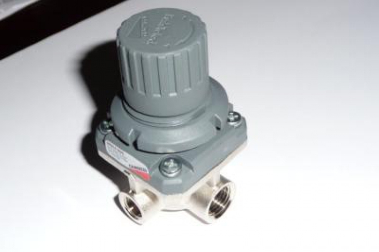 Reduktor Ciśnienia - różne zakresy i przyłącza - stosujemy do redukcji ciśnienia np. na membrany noży poprzecznych, hamulca folii i wielu innych